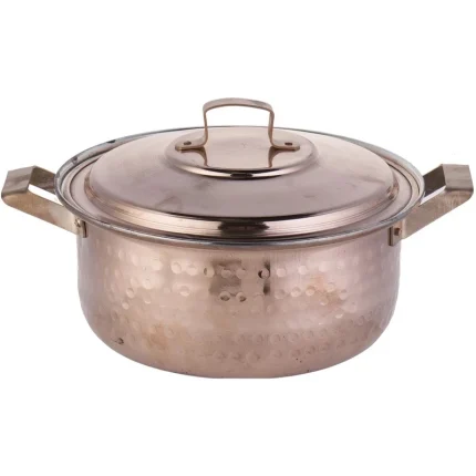 قابلمه مسی با درب مسی و دسته‌های مقاوم، مناسب برای پخت انواع غذاها.