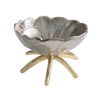 طراحی منحصربه‌فرد آجیل‌خوری فلزی مدل گلبرگ، مناسب برای مهمانی‌های رسمی.