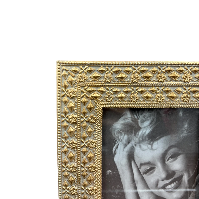 قاب عکس مدل ۲۰۵۹ (3) قاب عکس مدل 2059 با طراحی کلاسیک و الگوهای برجسته