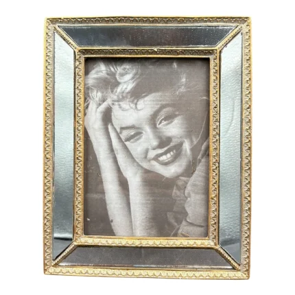 قاب عکس مدل F512 با حاشیه‌های تزئینی و براق برای نمایش خاطرات ارزشمند