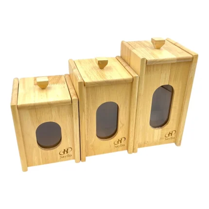 پاسماوری هایلو مدل چوبی مجموعه 3 عددی، به عنوان یک انتخاب منحصر به فرد برای آشپزخانه‌های مدرن شناخته می‌شود. این مجموعه شامل سه ظرف چوبی با درب‌های مربعی کوچک است که پنجره‌های شفاف بیضی شکل دارند تا بتوانید به راحتی محتویات داخل را مشاهده کنید. طراحی زیبا و مقاوم این محصول، علاوه بر بهبود دکوراسیون آشپزخانه، به سازماندهی بهتر مواد غذایی نیز کمک می‌کند.