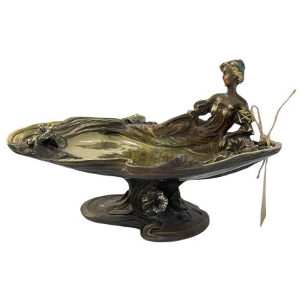 "مجسمه‌ای هنری و کاربردی از جنس برنج و برنز با طراحی الهام گرفته از طبیعت."