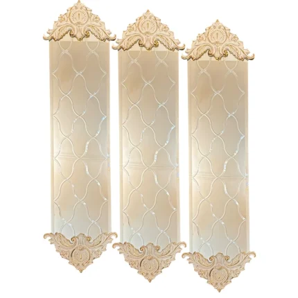 طراحی کلاسیک و لوکس آینه‌ها با جزئیات تراش خورده ظریف برای دکوراسیون‌های شیک.