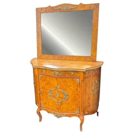 "آینه و کنسول خمره‌ای مازول با طراحی کلاسیک و قاب چوبی طلایی، جلوه‌ای زیبا به منزل شما می‌بخشد."