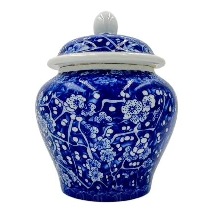 بانکه چینی مدل جینجر با طرح گل و شاخه‌های سفید بر زمینه آبی کلاسیک.