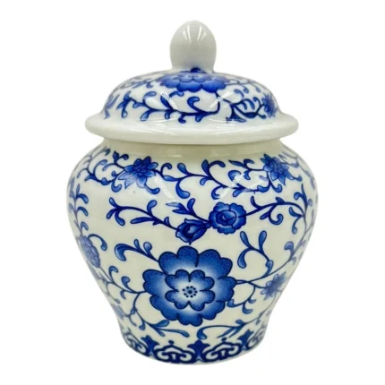 بانکه چینی مدل جینجر با طرح گل‌های آبی و شاخه‌های زینتی.