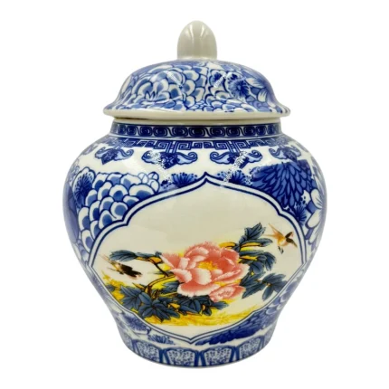 بانکه چینی مدل جینجر PL100 با طراحی سنتی و نقوش آبی و سفید، یک انتخاب زیبا برای دکوراسیون منزل شما