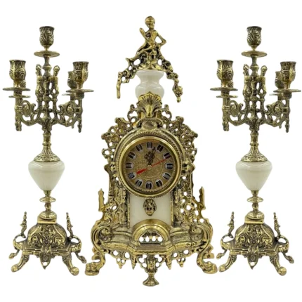 "ساعت و شمعدان‌هایی با جنس برنج و تزئینات سنگ طبیعی."