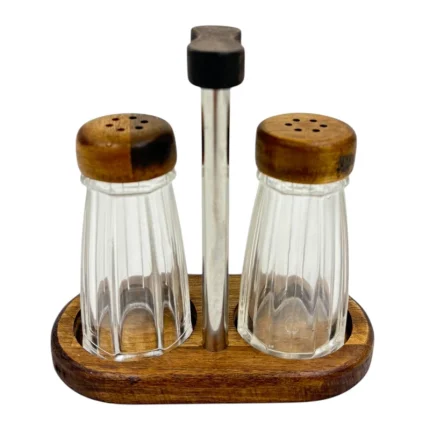 ترکیبی از چوب و شیشه در ست نمکدان و فلفل پاش مدل لونا.