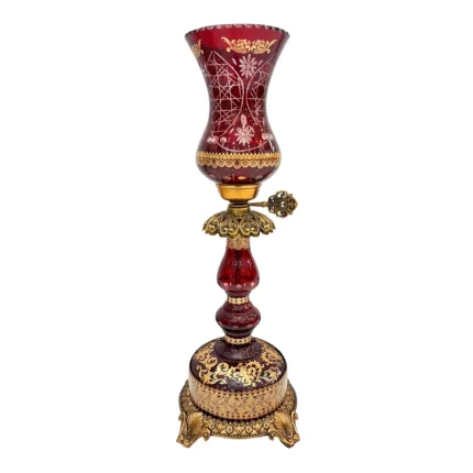 "شمعدان مدل ترنج با شیشه قرمز و پایه‌های زاماک، جلوه‌ای لوکس و زیبا برای دکوراسیون."
