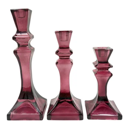 شمعدان مدل ستونی، مجموعه‌ای شیک با طراحی شیشه‌ای بنفش و پایه‌های مربعی.