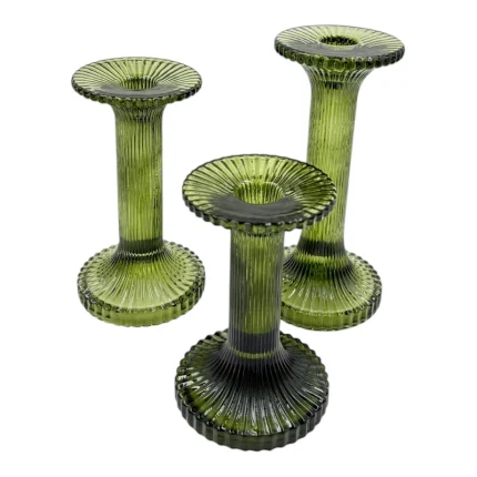 شمعدان مدل نیلا با طراحی راه‌راه برجسته و رنگ سبز درخشان.