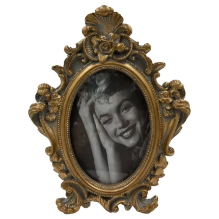 نمای نزدیک از جزئیات طراحی گل و برگ قاب عکس مدل 2026.