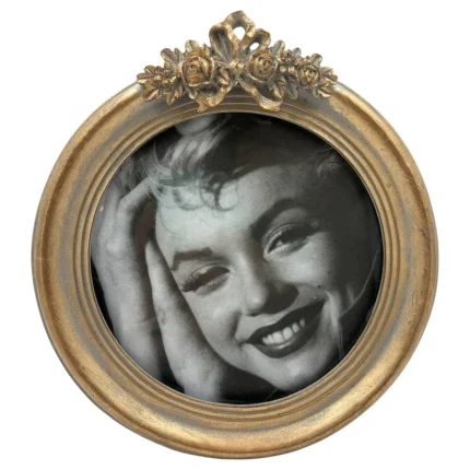 نمای نزدیک از جزئیات طراحی گل و روبان قاب عکس مدل 2054.