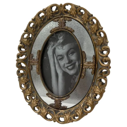 قاب عکس مدل 4520 نصب شده بر روی دیوار با دکوراسیون کلاسیک.