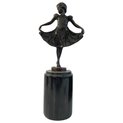 نمای نزدیک از مجسمه برنجی دختر بچه با پایه گرانیتی صیقلی.