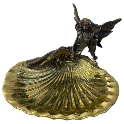 "مجسمه‌ای هنری و لوکس از بانو و صدف، ترکیبی از زیبایی و کارایی."