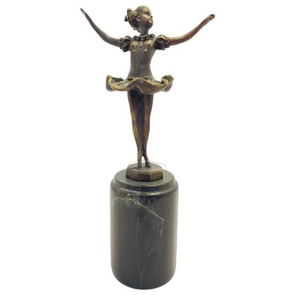 "مجسمه‌ای هنری از دخترک رقصان با پایه سنگ مرمر."