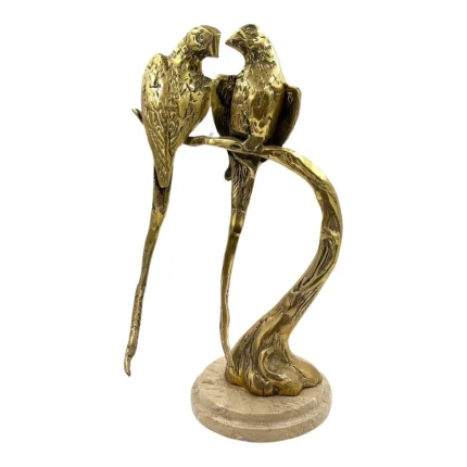 مجسمه دو طوطی با رنگ طلایی و براق و پایه مرمر سفید.