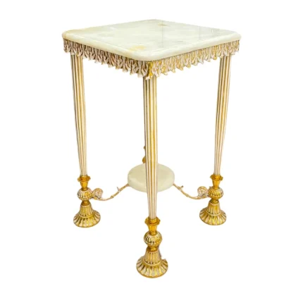 نمای نزدیک پایه‌های برنجی میز تلفن تخت جمشید با جزئیات طلایی زیبا.