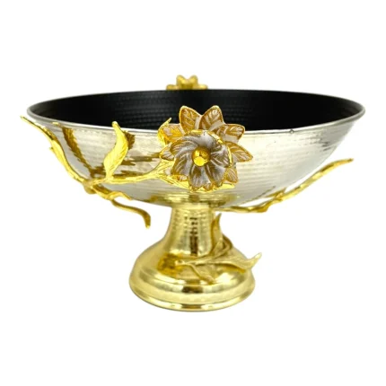 میوه خوری بلزا طرح گل برنجی با پایه طلایی و بدنه فلزی چکش کاری شده