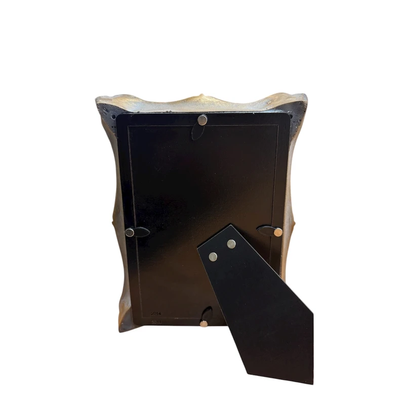 eccefd996e1f9ef84db4386495988406816080ae_1760547067 قاب عکس کد 2014 با طراحی کلاسیک طلایی و تزئینات گلدار