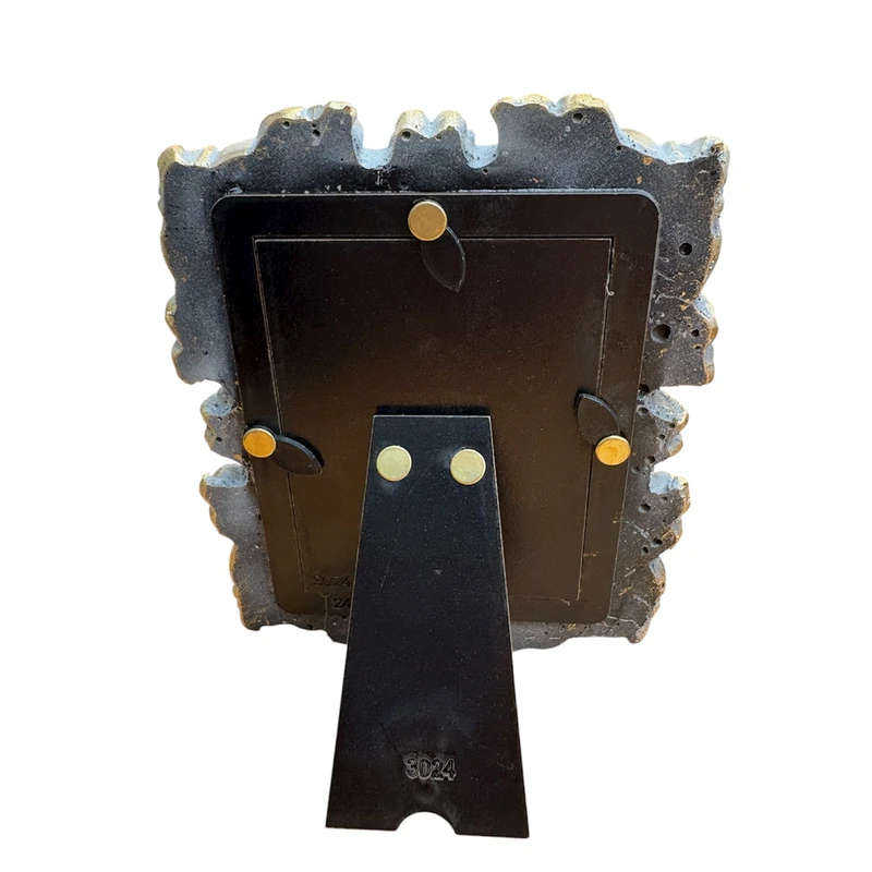 قاب عکس مدل ۳۰۲۴ (1) قاب عکس مدل ۳۰۲۴ با طراحی کلاسیک طلایی و تزئینات گلدار