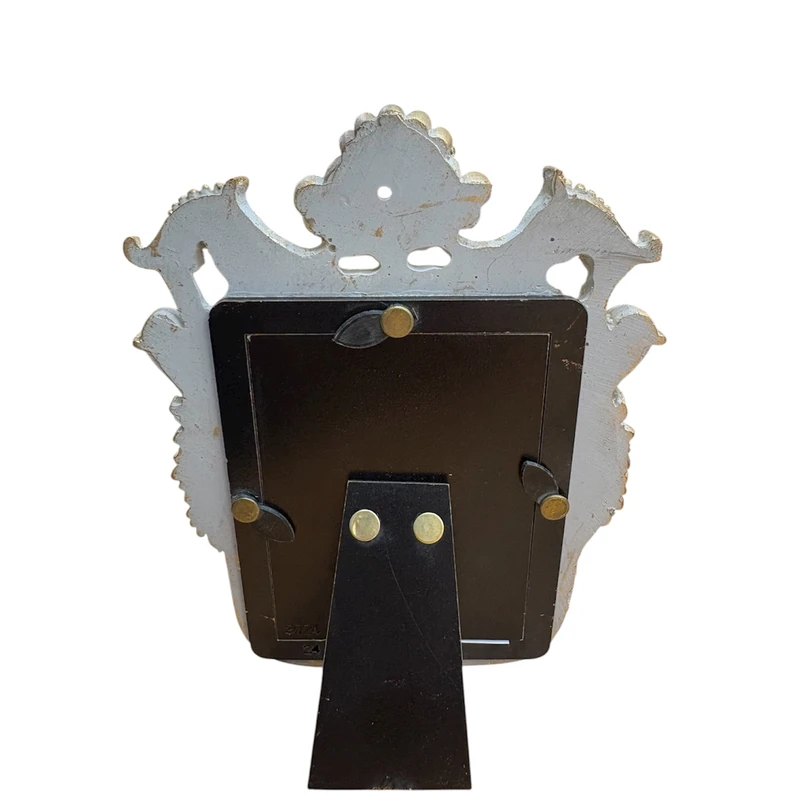 قاب عکس مدل ۳۰۲۴ 2 قاب عکس مدل ۳۰۲۴ با طراحی کلاسیک طلایی و تزئینات گلدار