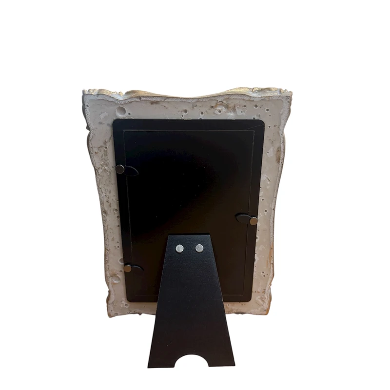 قاب عکس کد ۲۰۱۱ (1) قاب عکس کد ۲۰۱۱ با طراحی کلاسیک طلایی و تزئینات گلدار