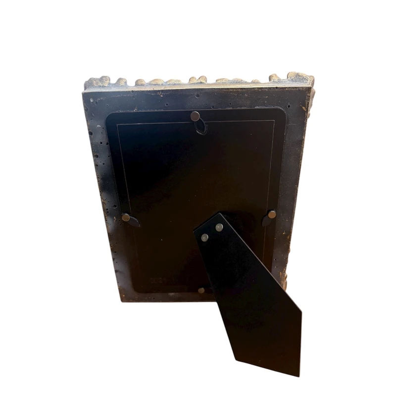 قاب عکس کد ۲۰۲۱ (1) قاب عکس کد ۲۰۲۱ با طراحی گلدار طلایی و سبک کلاسیک