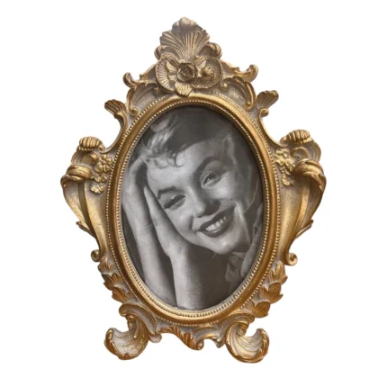 قاب عکس کد ۲۰۲۶ سایز ۱۳*۱۶ سانتی متر با طراحی کلاسیک و گل برجسته