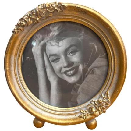 طراحی دایره‌ای با تزئینات برجسته گل‌دار در بالا و پایین قاب