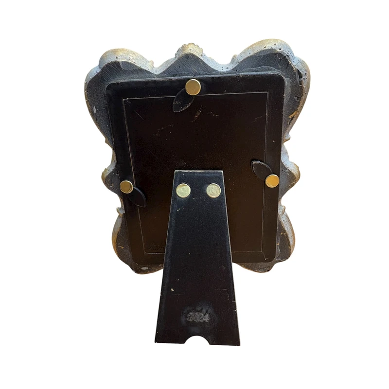 قاب عکس کد ۳۰۲۴ (1) قاب عکس کد ۳۰۲۴ با طراحی کلاسیک طلایی و تزئینات گل برجسته