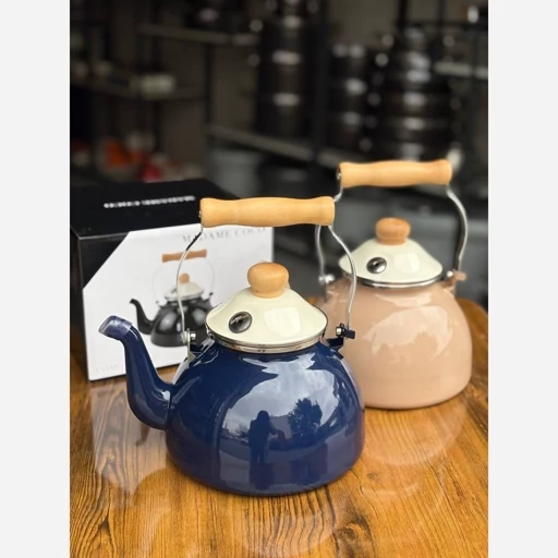 کتری لعابی برند مادام کوکو Madam COCO (1) کتری لعابی مادام کوکو با دسته چوبی و طراحی کلاسیک