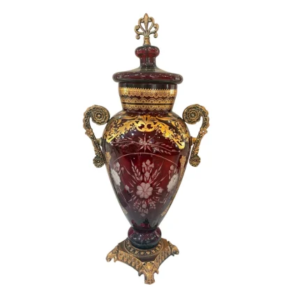 گلدان دکوری مدل ترنج با بدنه زرشکی و پایه طلایی