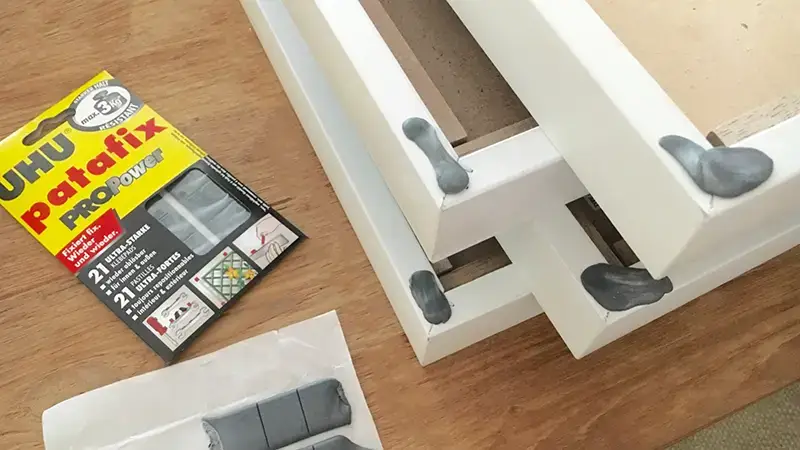 نصب قاب عکس روی دیوار بدون میخ با قلاب چسبی و چیدمان اصولی قاب عکس